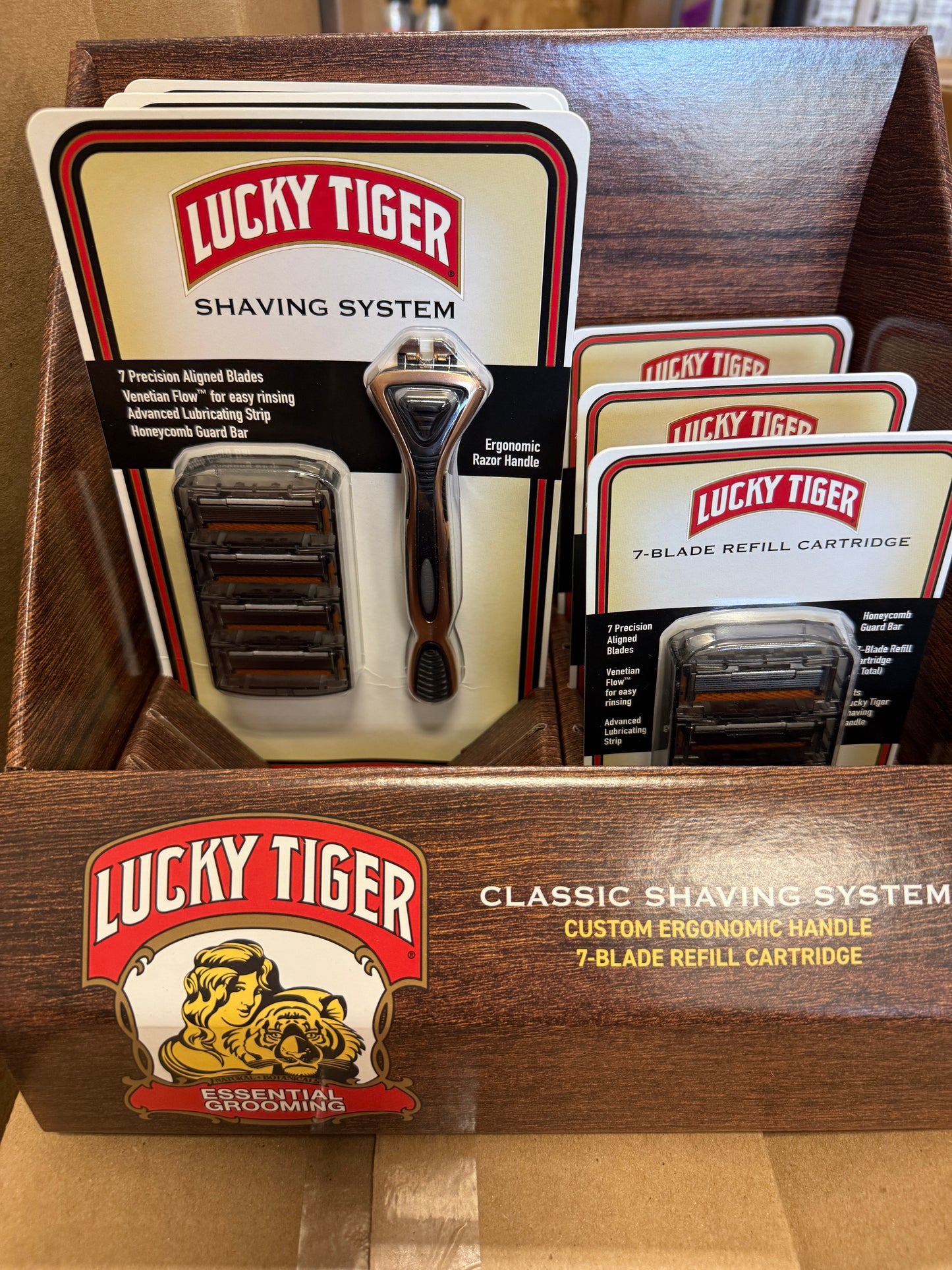 Lucky Tiger Display 6 packs of razor blades and 3 handles